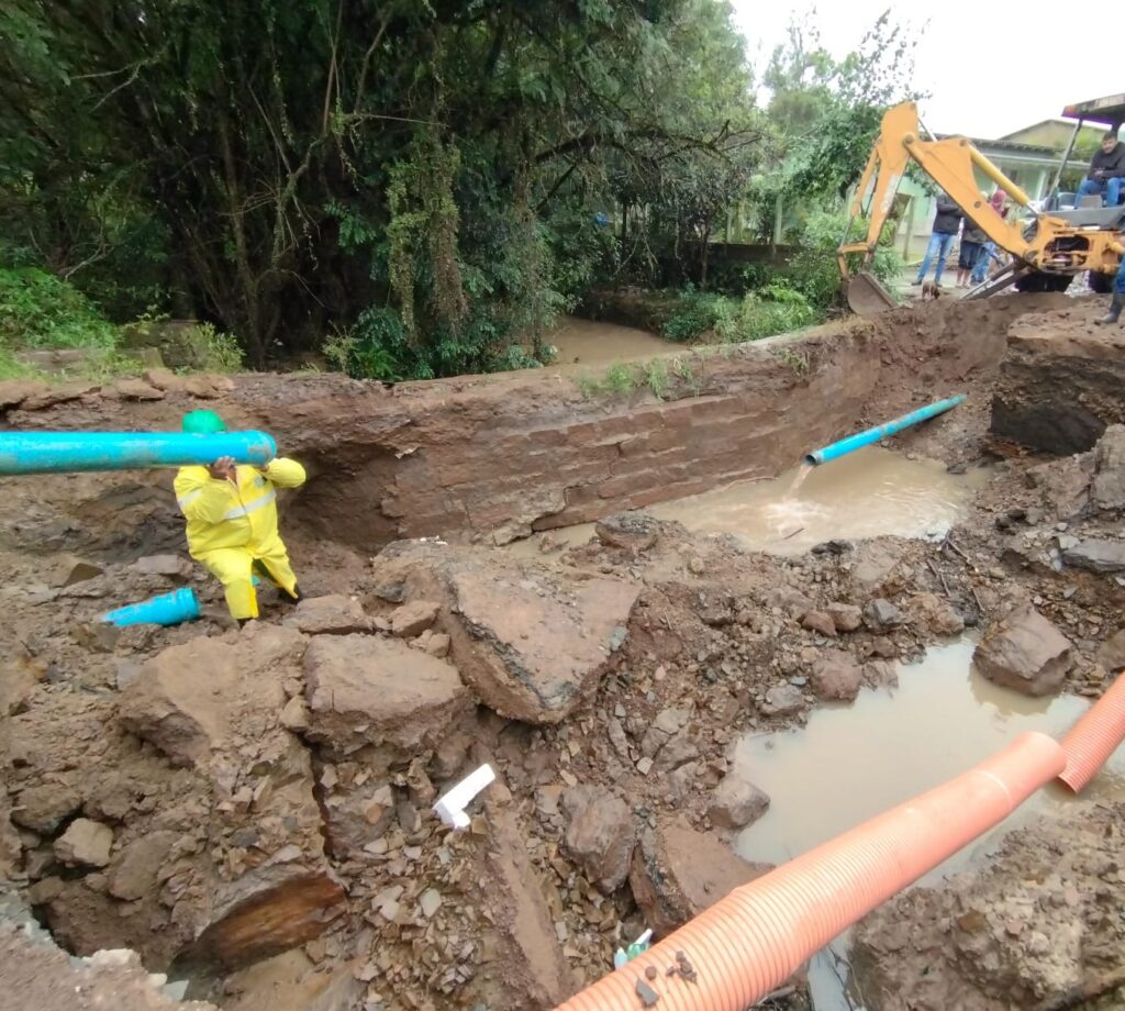 SANTO ANTÔNIO DA PATRULHA Corsan repara rede rompida pela chuva forte