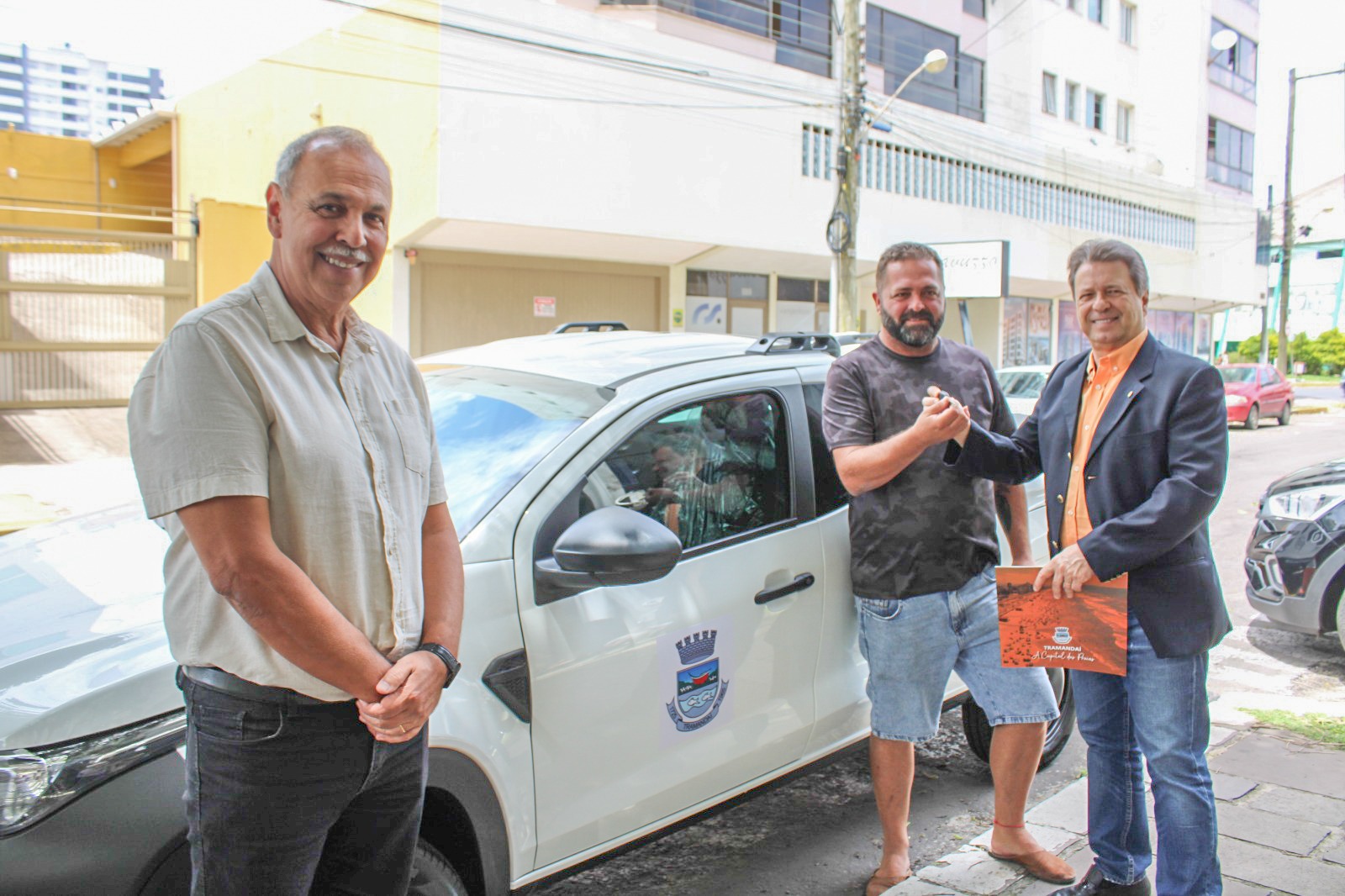 Prefeitura de Tramandaí adquire dois novos veículos para a Secretaria de Obras  