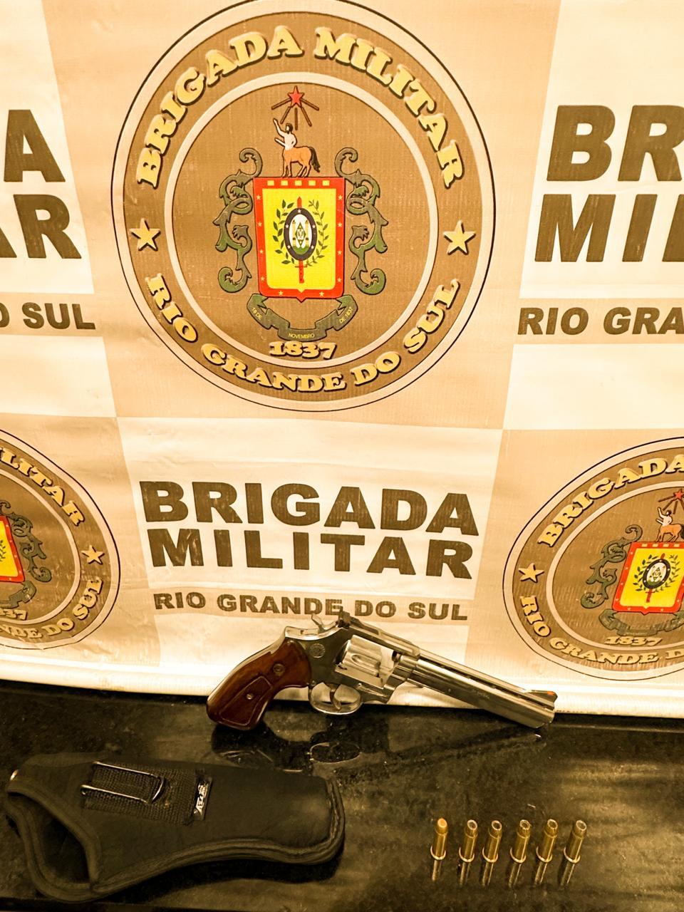 Homem é preso por porte ilegal de arma de fogo de uso restrito em Capão da Canoa