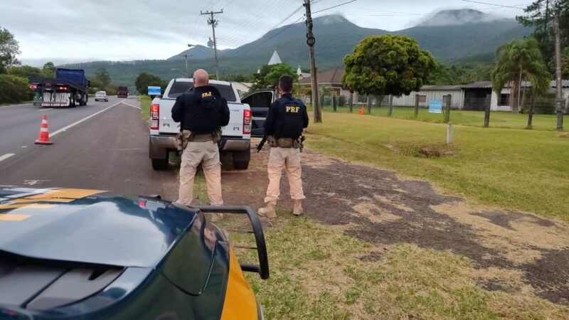 PRF recupera caminhonete furtada após condutor fugir de abordagem em Osório 