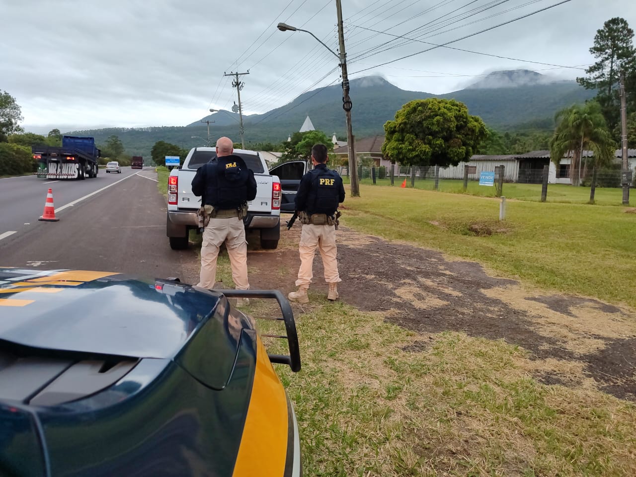 PRF recupera caminhonete furtada após condutor fugir de abordagem em Osório 