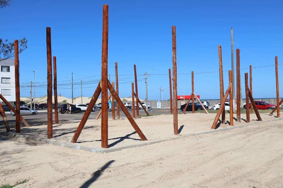 Prefeitura de Tramandaí está realizando a construção de uma quadra de Beach Tennis na Beira-Mar  