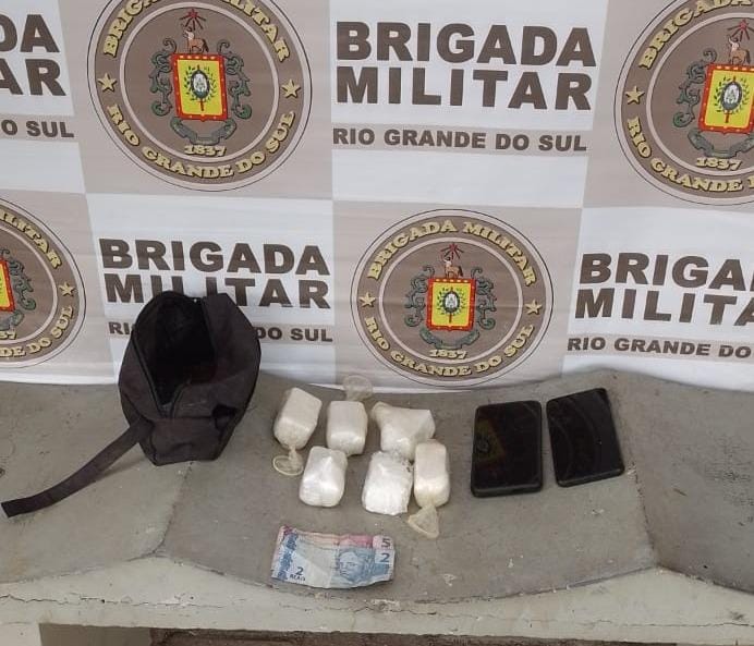 DUPLA É PRESA POR TRÁFICO DE DROGAS EM TRAMANDAÍ 