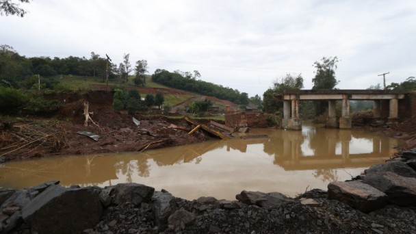 Governo do Estado assina contrato emergencial para construção de ponte em Caraá 