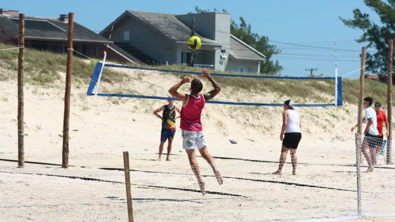 Competições de vôlei de praia e futevôlei acontecem na arena de verão em Atlântida Sul  