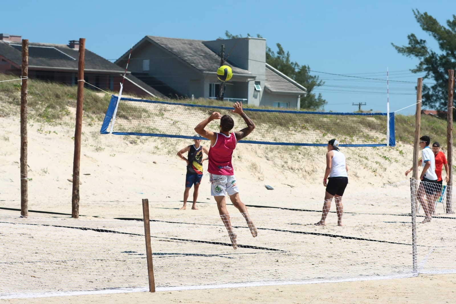 Competições de vôlei de praia e futevôlei acontecem na arena de verão em Atlântida Sul  