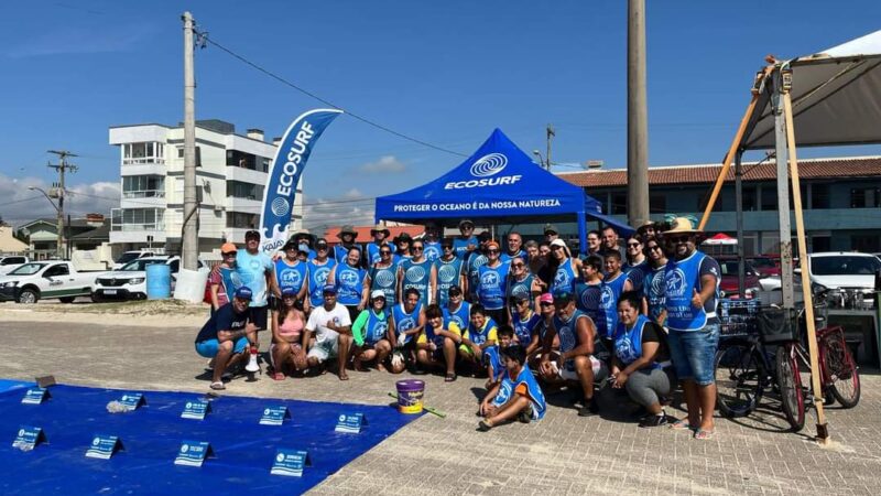 Ação de limpeza é realizada na beira mar de Atlântida Sul