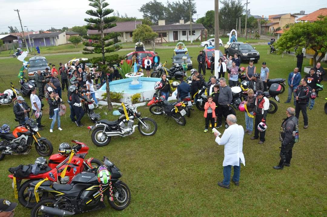 MARILUZ RECEBE MOTO FESTA COM CELEBRAÇÃO RELIGIOSA