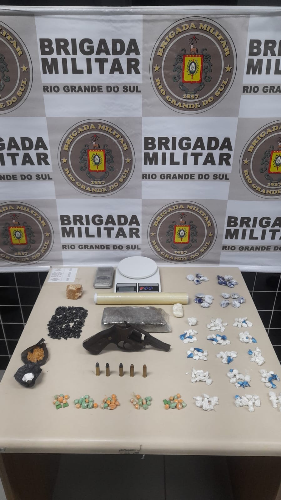 BM prende homem com arma e drogas em Tramandaí