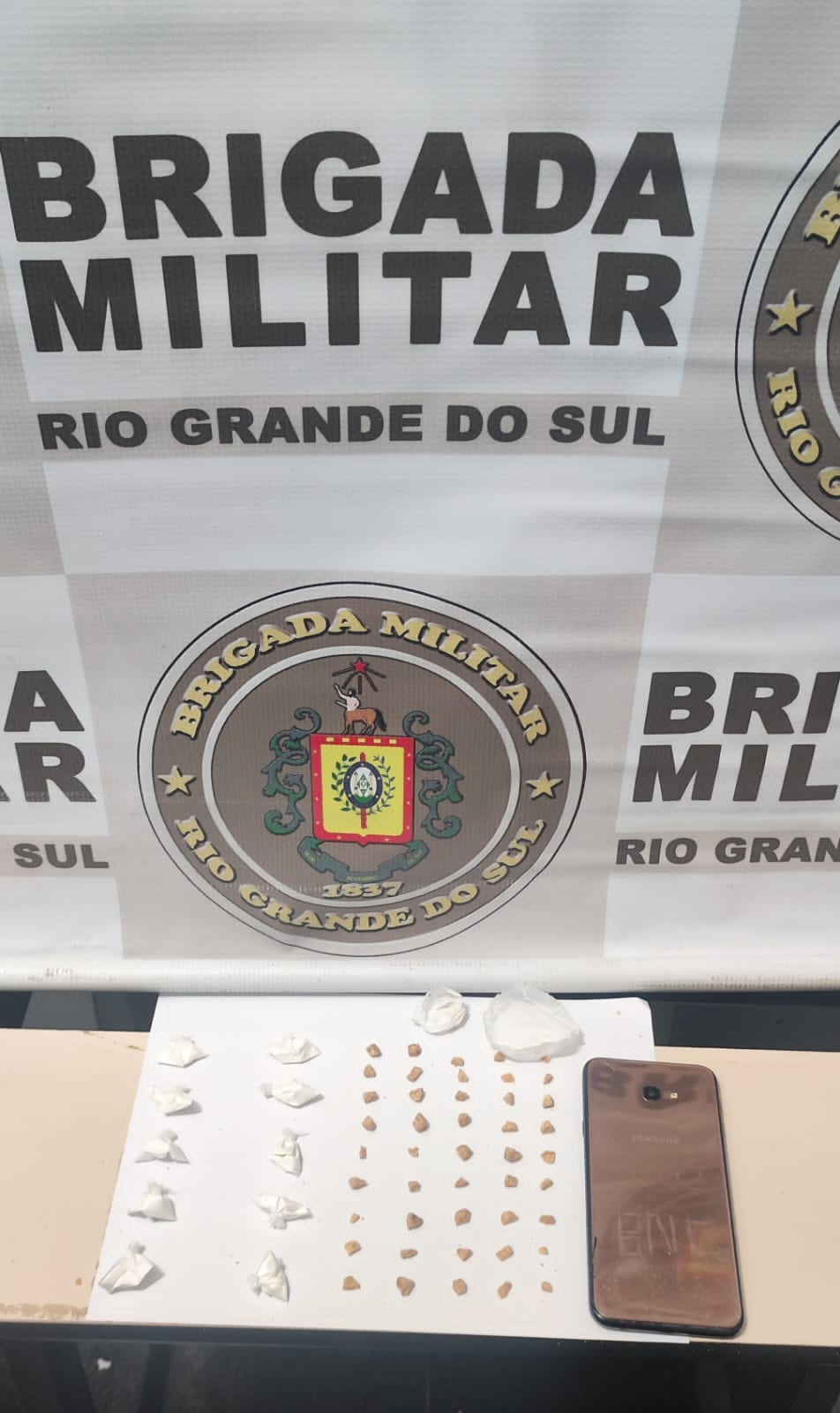 BM apreende mais de 100 porções de drogas em duas prisões em Osório