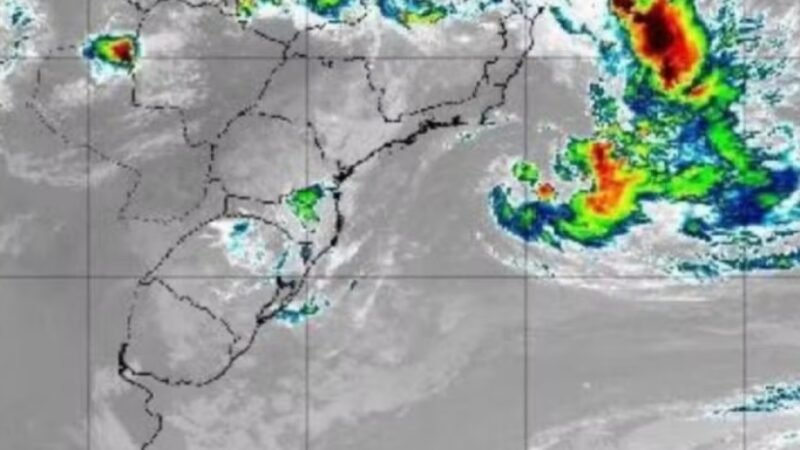 Ciclone em alto mar deve provocar ventos fortes e ondas de até 5 metros no Litoral Norte do RS