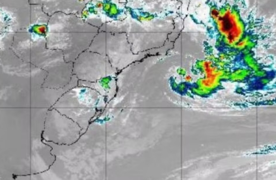 Ciclone em alto mar deve provocar ventos fortes e ondas de até 5 metros no Litoral Norte do RS