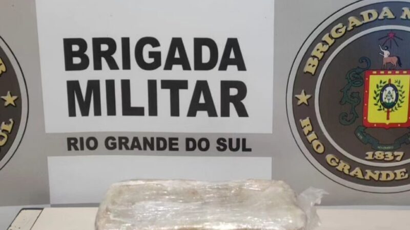 Policiais militares do Comando Rodoviário realizam prisões por tráfico de drogas em Tramandaí