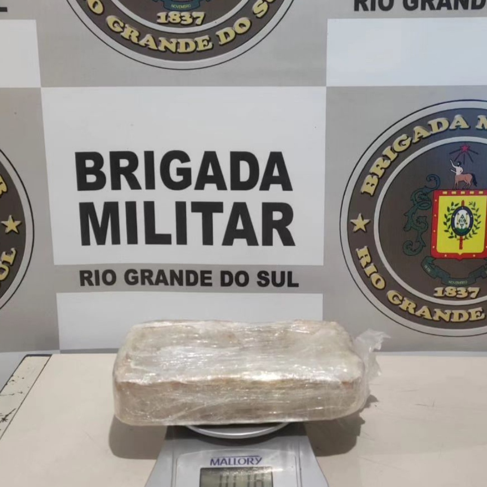 Policiais militares do Comando Rodoviário realizam prisões por tráfico de drogas em Tramandaí