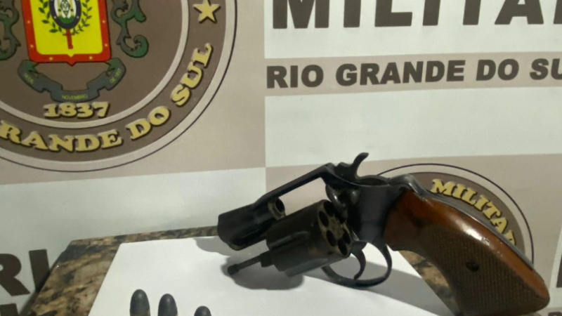 Homem é por porte ilegal de arma de fogo em Capivari do Sul