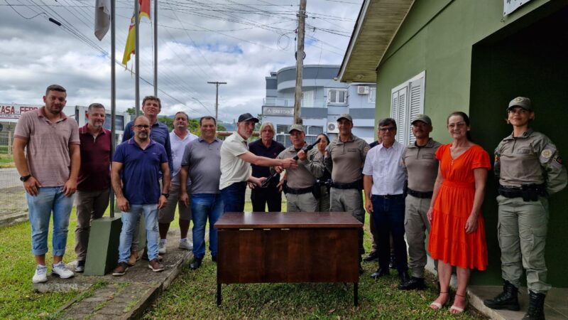 BM recebe espingarda calibre 12 doada pelo Grupo de Apoio à Brigada Militar em Terra de Areia 