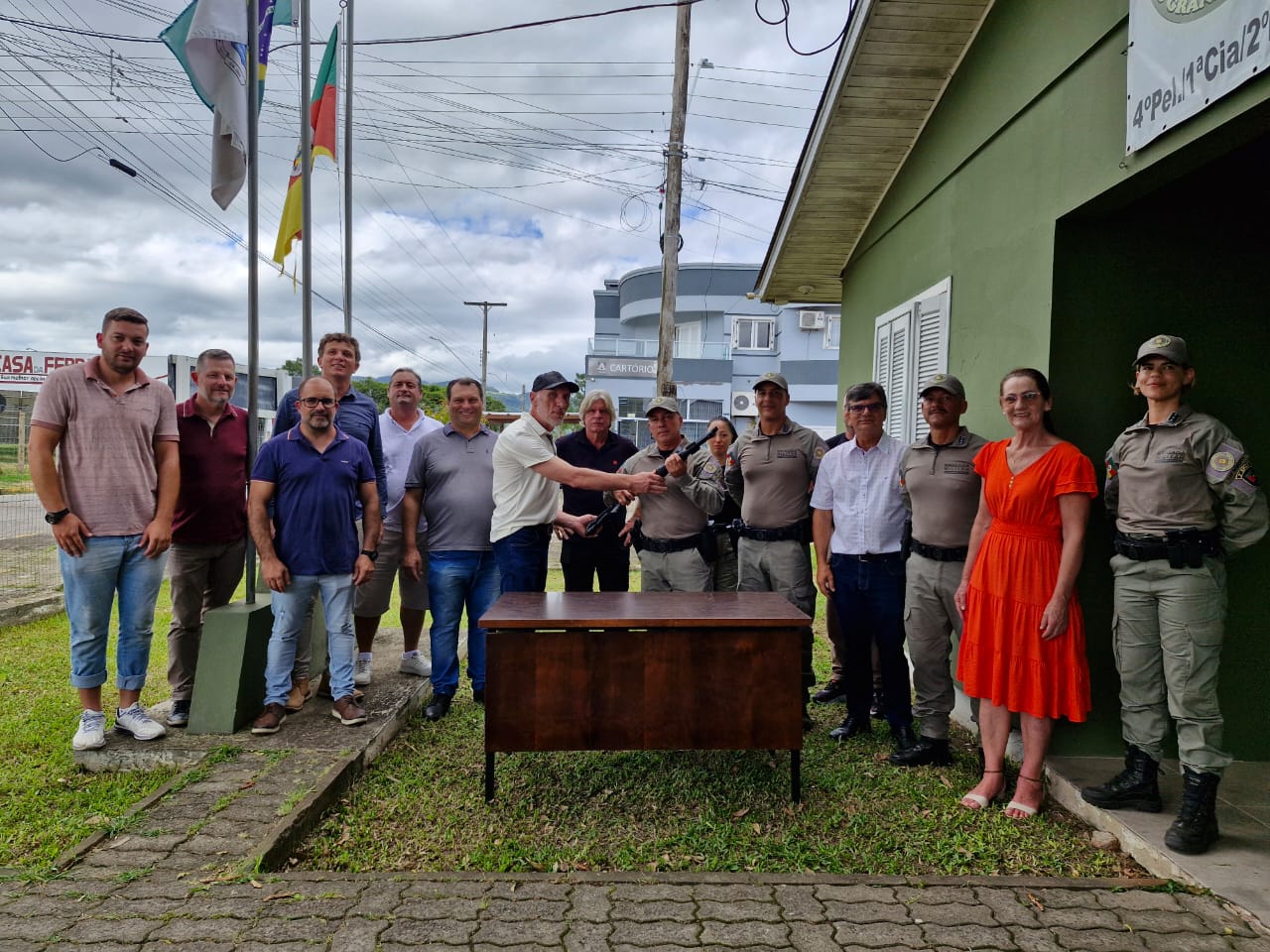 BM recebe espingarda calibre 12 doada pelo Grupo de Apoio à Brigada Militar em Terra de Areia 