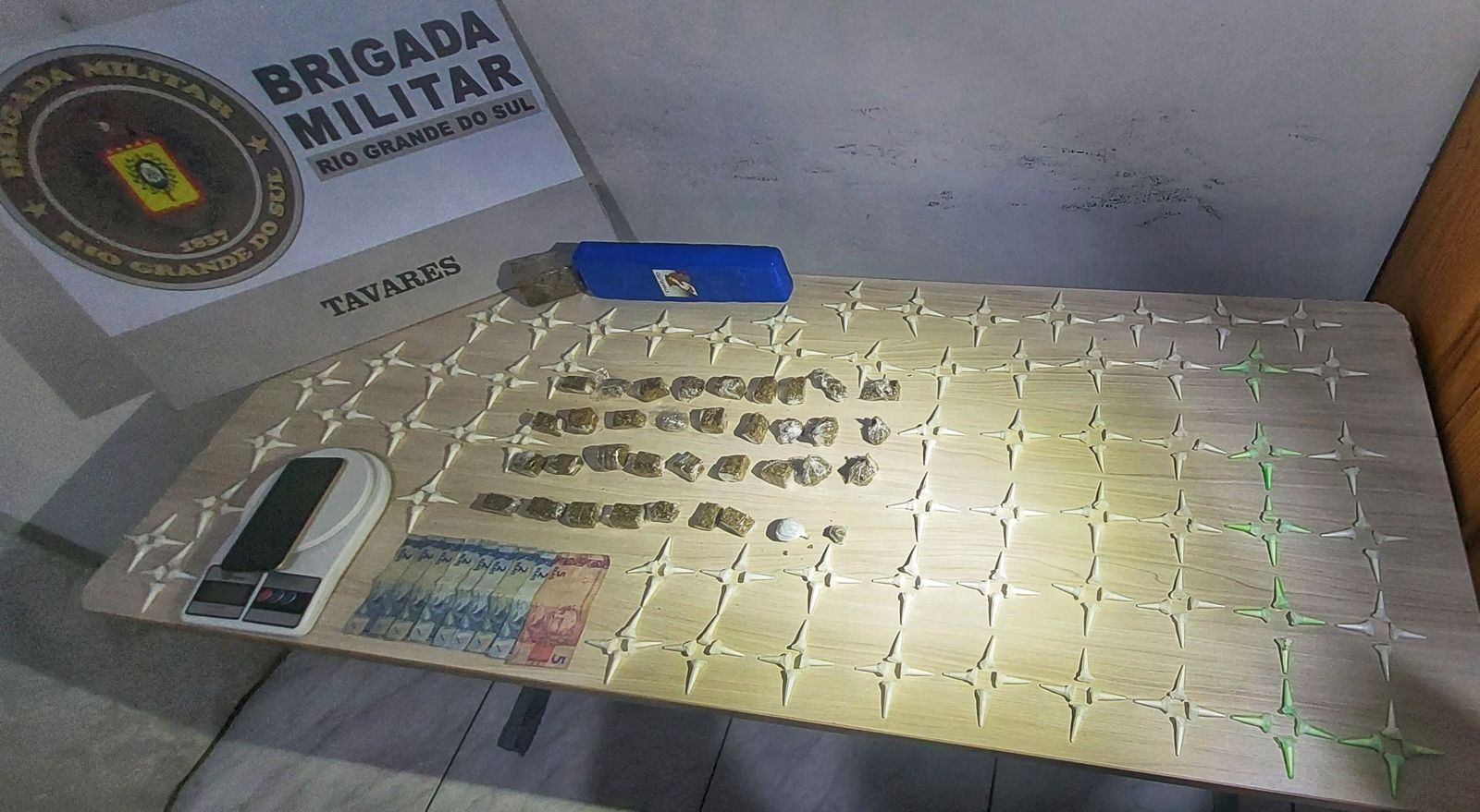 BM prende mulher com quase 300 porções de drogas em Tavares 