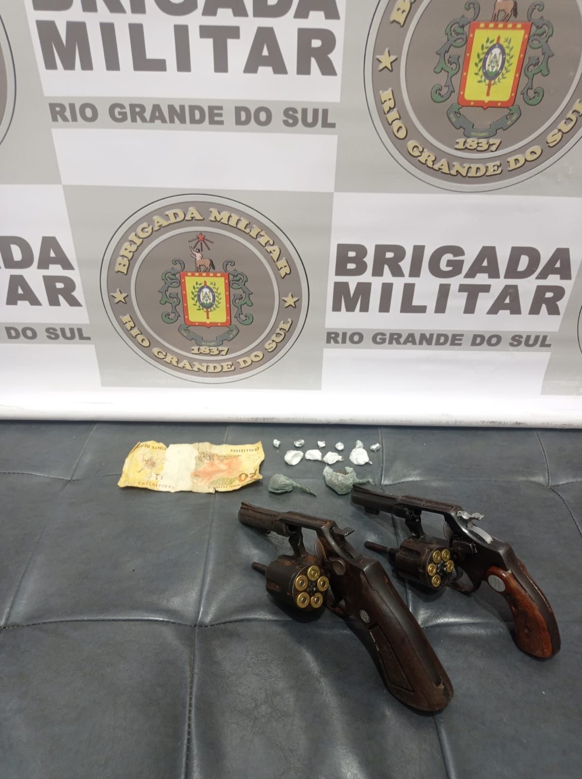 DUPLA É PRESA COM REVÓLVER E DROGAS NA BEIRA-MAR EM CIDREIRA  