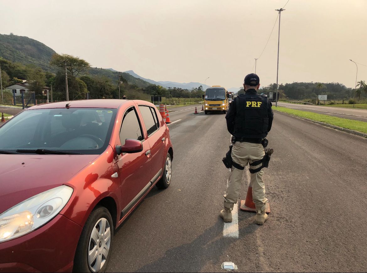 PRF prende motorista embriagado que se envolveu em acidente em Osório 