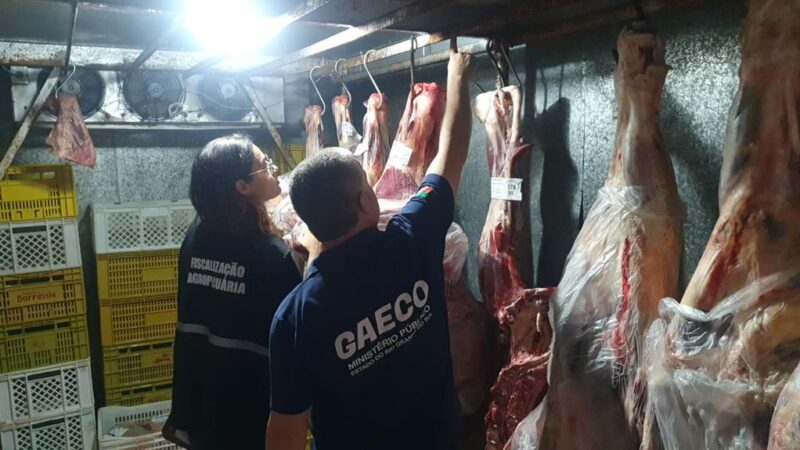 MERCADO É INTERDITADO E MAIS DE 6 TONELADAS DE ALIMENTOS SÃO APREENDIDOS EM TRAMANDAÍ