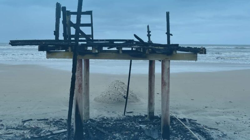 Prefeitura de Capão da Canoa emite nota expessando repúdio ao ato de vandalismo que incendiou guarita na praia