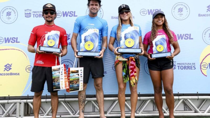 Os catarinenses Laura Raupp e Matheus Navarro venceram o Circuito Banco do Brasil de Surfe 2024, em Torres