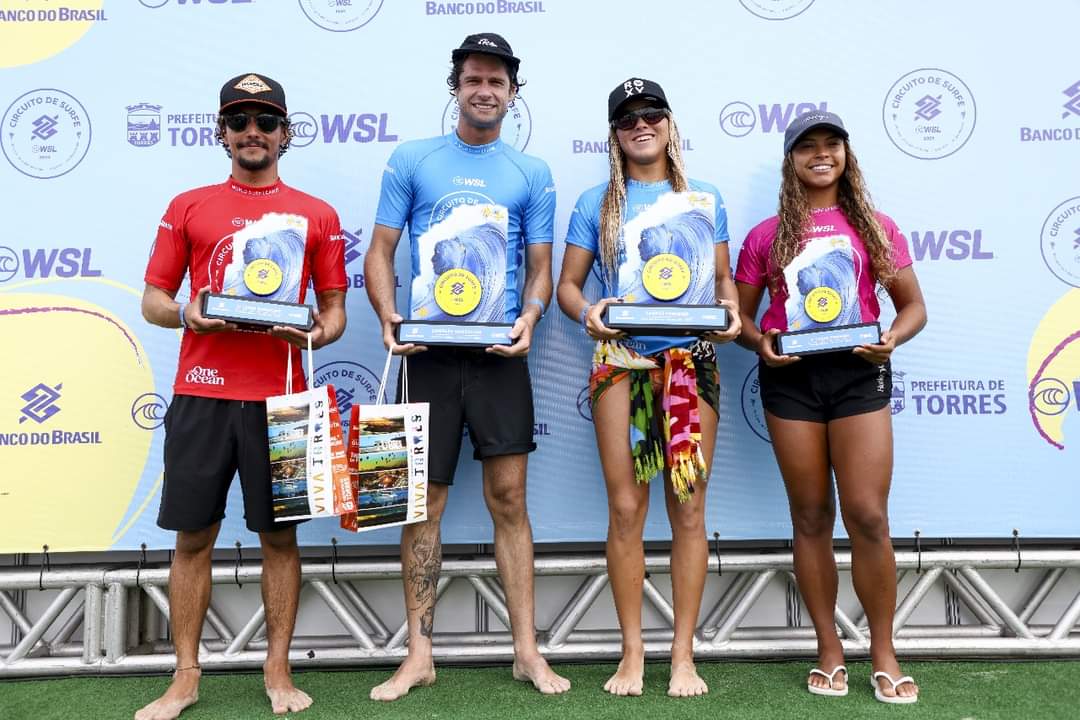 Os catarinenses Laura Raupp e Matheus Navarro venceram o Circuito Banco do Brasil de Surfe 2024, em Torres