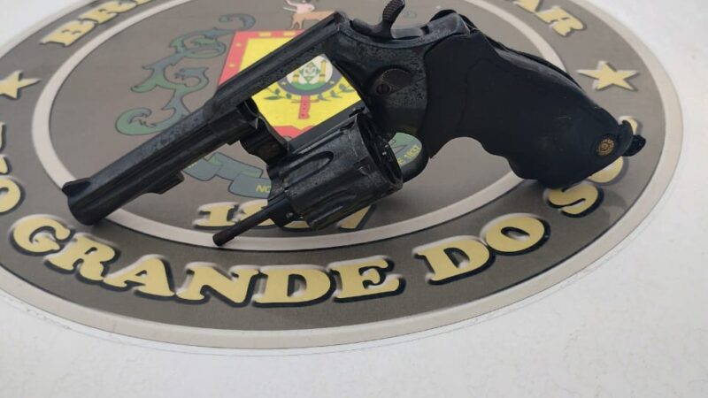 BM apreende homem por porte ilegal de arma de fogo em Tramandaí