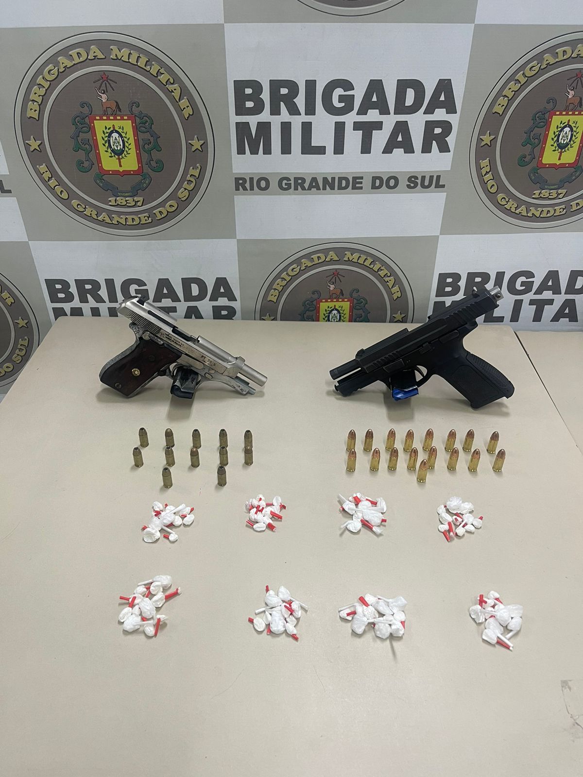 Homem é preso com arma e drogas em Tramandaí