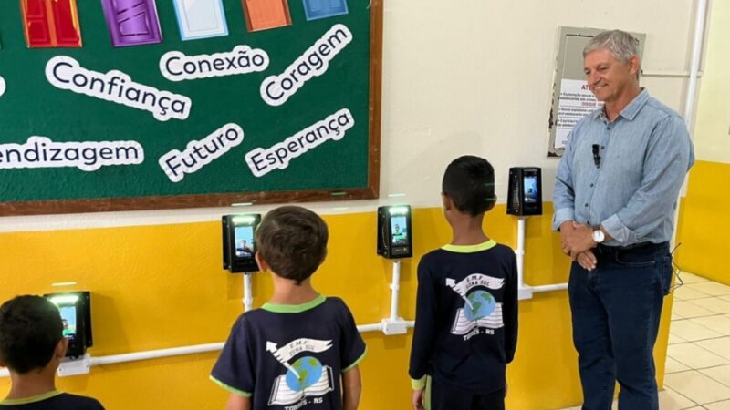 Prefeito de Torres acompanhou a implantação de reconhecimento facial nas Escolas Fundamentais do município