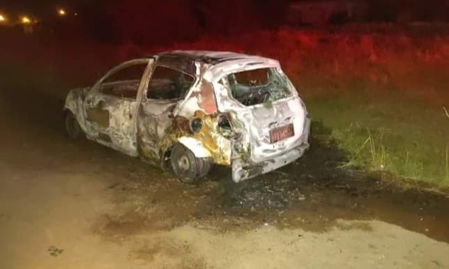Corpo é encontrado dentro de carro queimado em Atlântida Sul