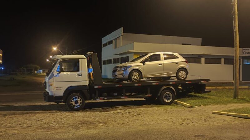 HOMEM É PRESO COM CARRO ROUBADO E MUNIÇOES EM BALNEÁRIO PINHAL