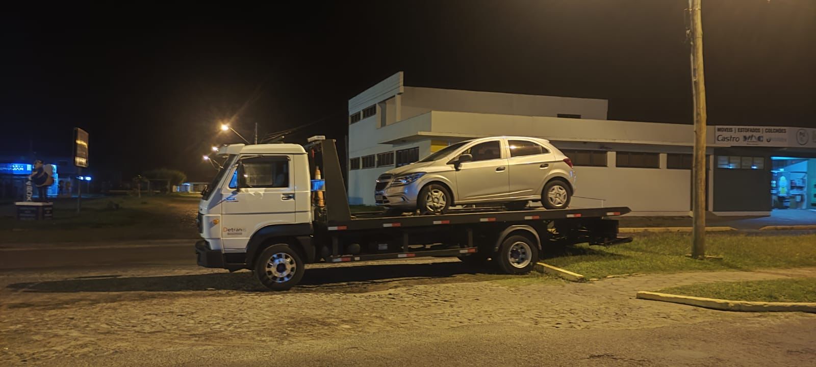 HOMEM É PRESO COM CARRO ROUBADO E MUNIÇOES EM BALNEÁRIO PINHAL