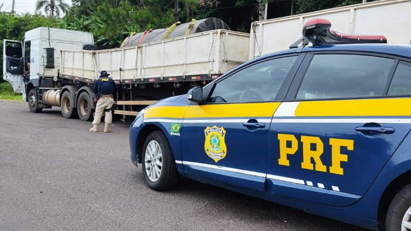 PRF retém carreta com chassi rachado carregada de bobinas metálicas em Osório 