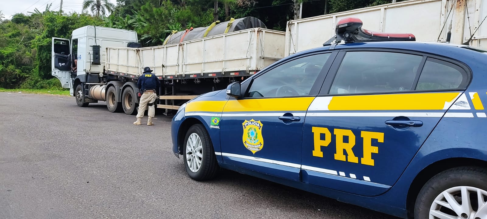 PRF retém carreta com chassi rachado carregada de bobinas metálicas em Osório 