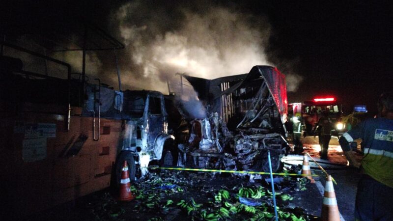 Motorista morre após caminhão colidir em máquinas na Freeway