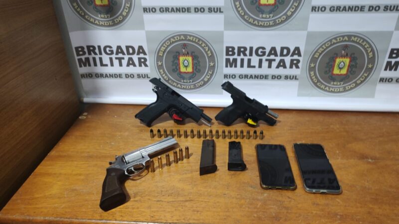 Policiais militares do 8º BPM prendem dupla com três armas em Balneário Pinhal 