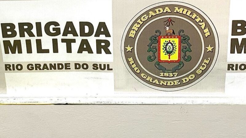 Dupla é presa com revólver e drogas em Balneário Pinhal