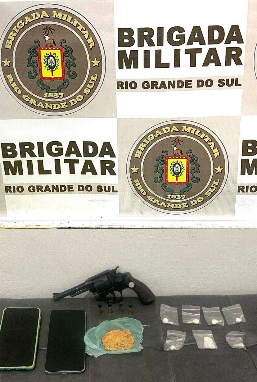 Dupla é presa com revólver e drogas em Balneário Pinhal