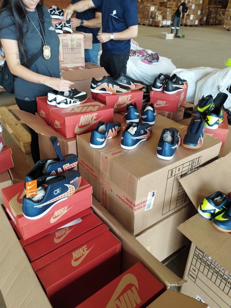 Polícia Civil apreende mais de mil pares de tênis contrafeitos em Torres 