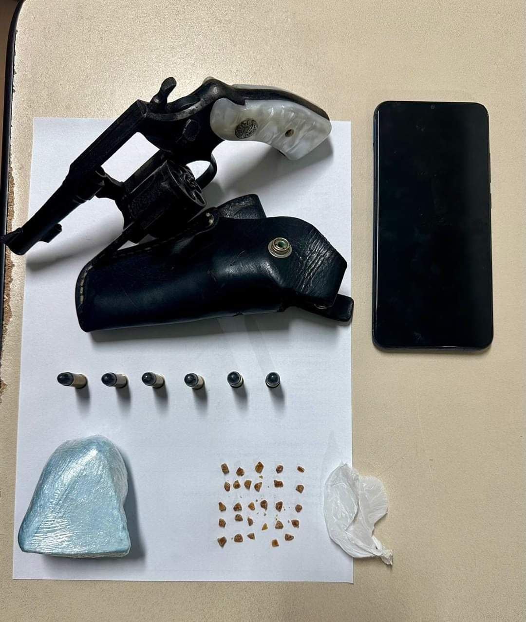BM prende dupla com arma e drogas em Osório