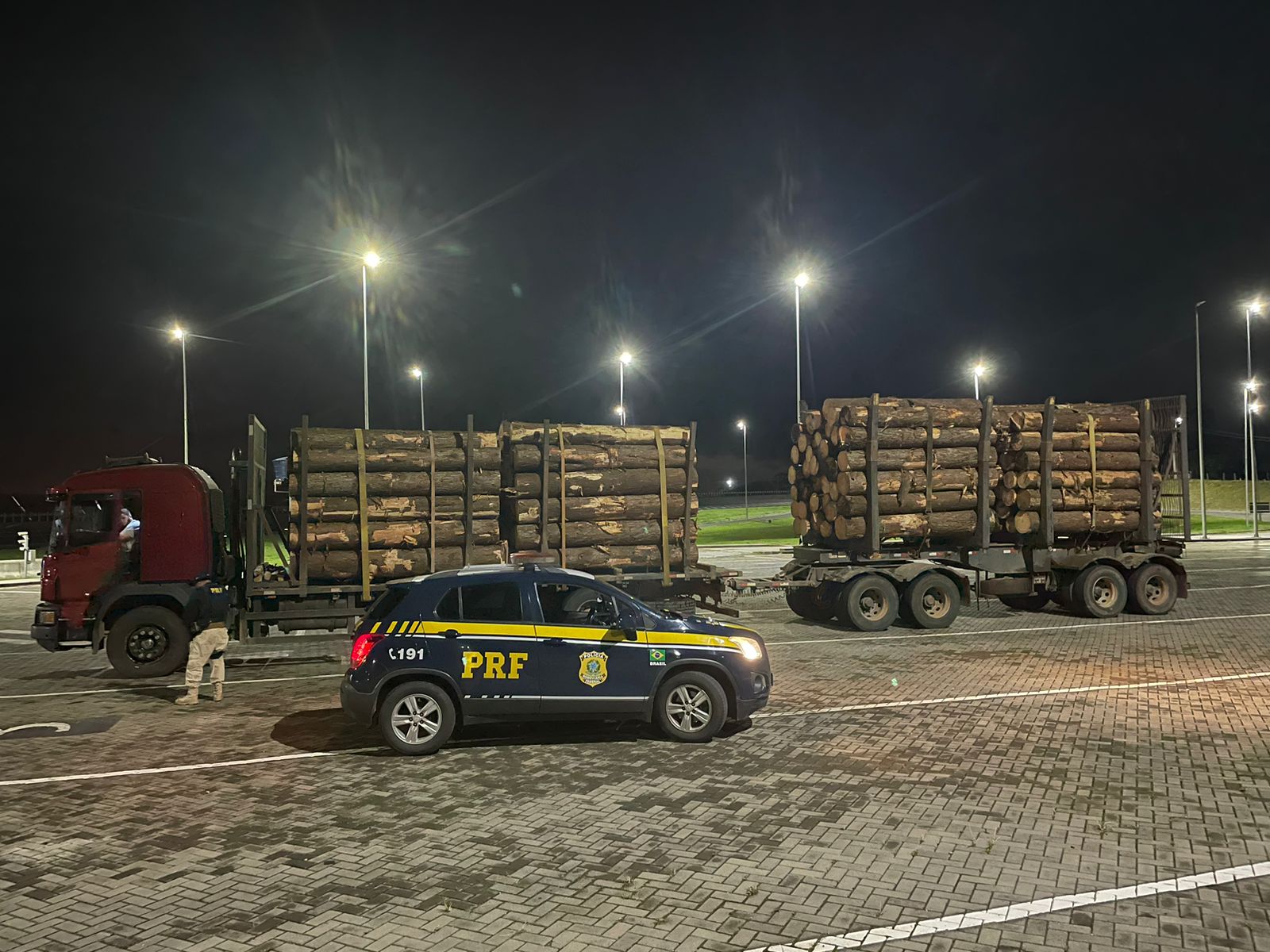 PRF flagra caminhões transitando com mais de 26 toneladas de excesso de peso em Terra de Areia