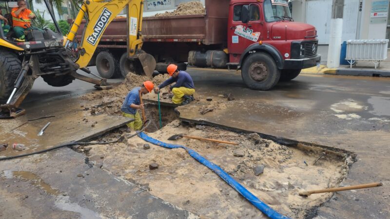 Corsan repara rede rompida para normalizar abastecimento em quatro bairros em Torres