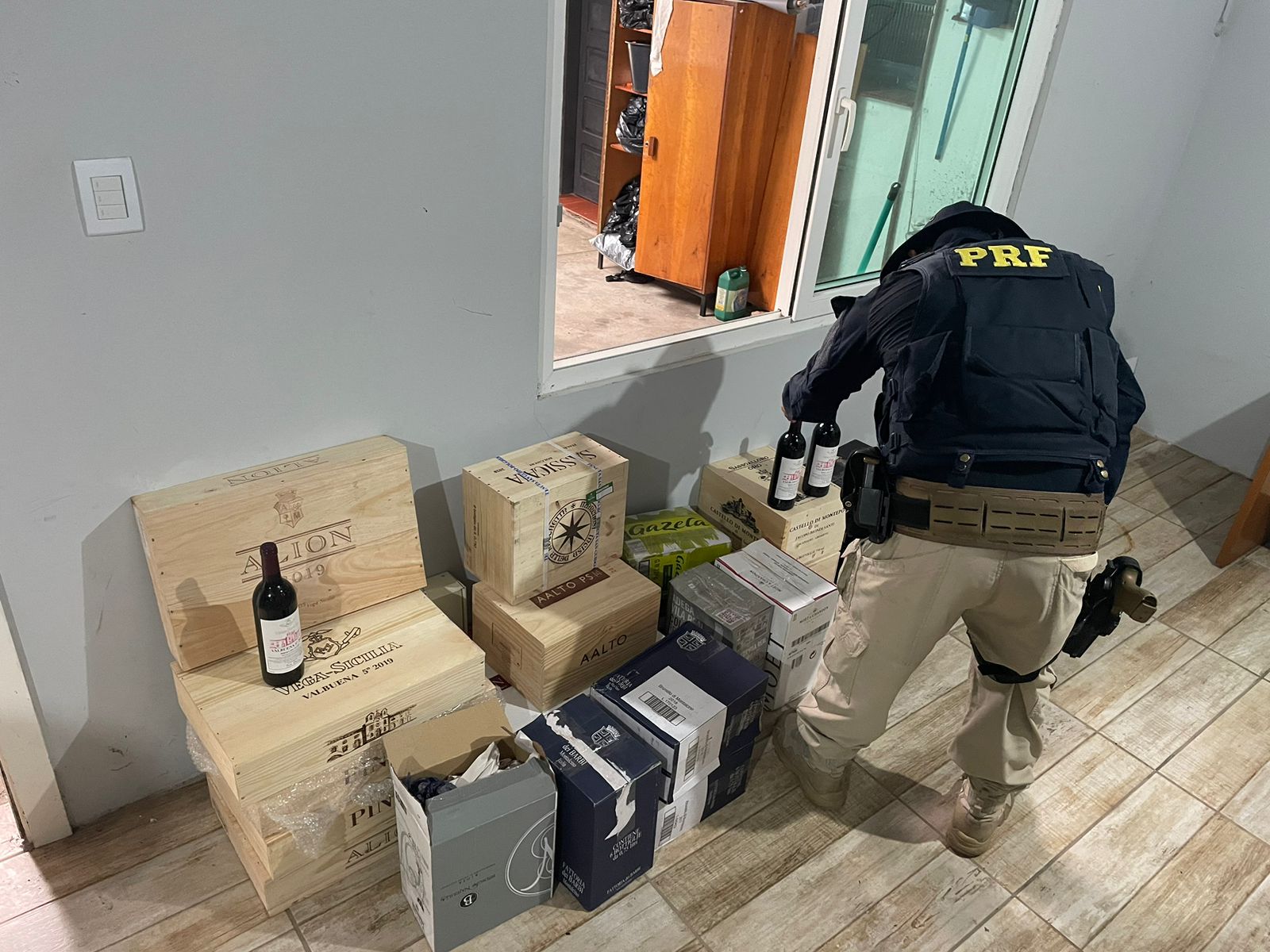 PRF apreende carga ilegal de vinhos em Torres