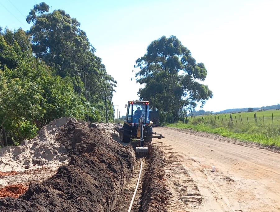 Corsan investe R$ 900 mil em nova rede de água em Balneário Arroio Teixeira   