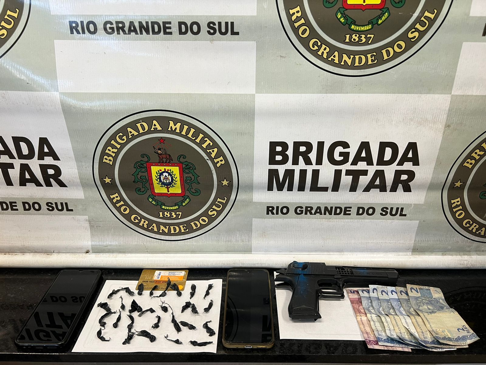 Em ação rápida, BM prende dupla por roubo a pedestre e tráfico de drogas em Capão da Canoa 
