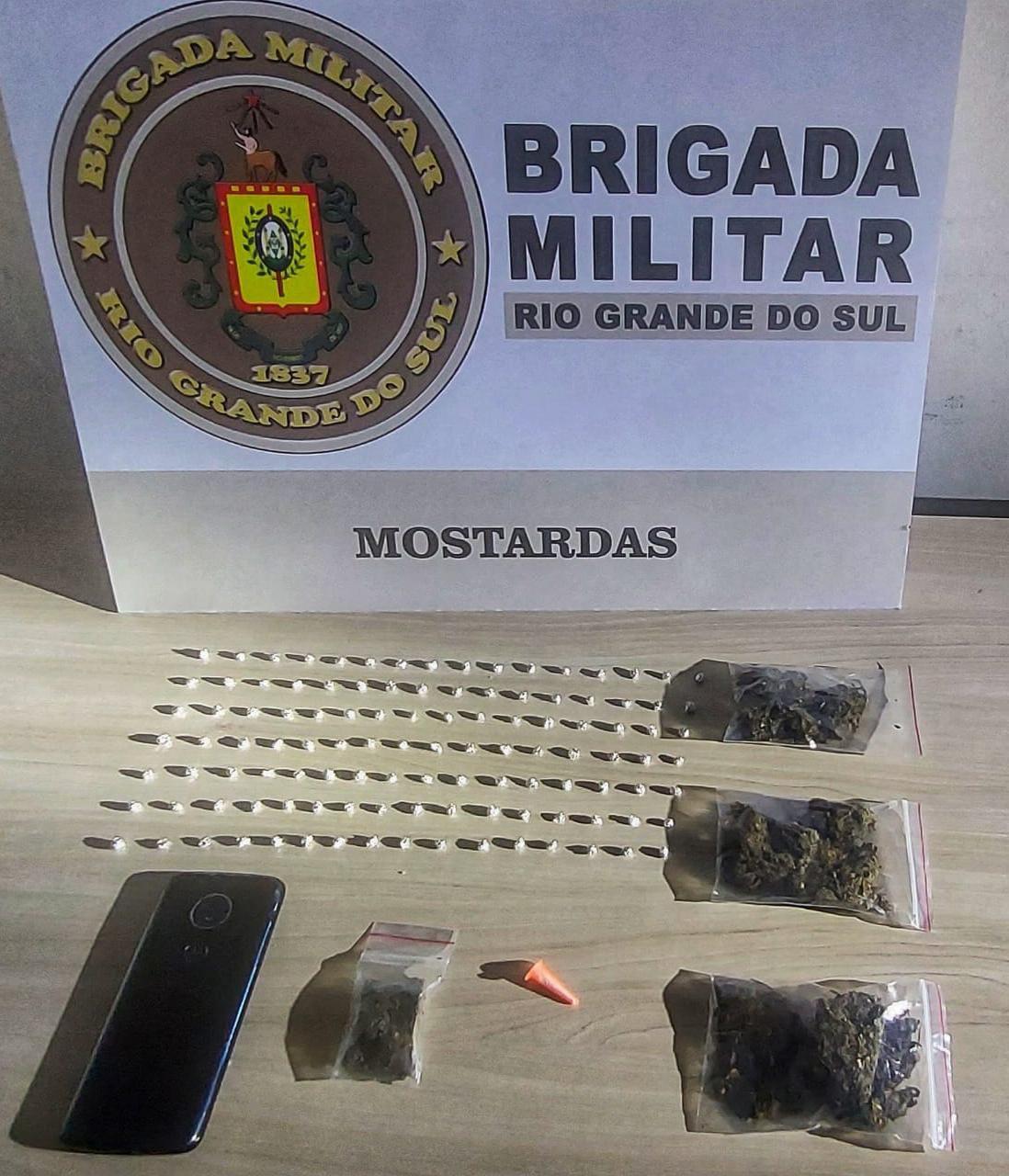 BM apreende mais de cem porções de drogas em Mostardas e prende homem por tráfico