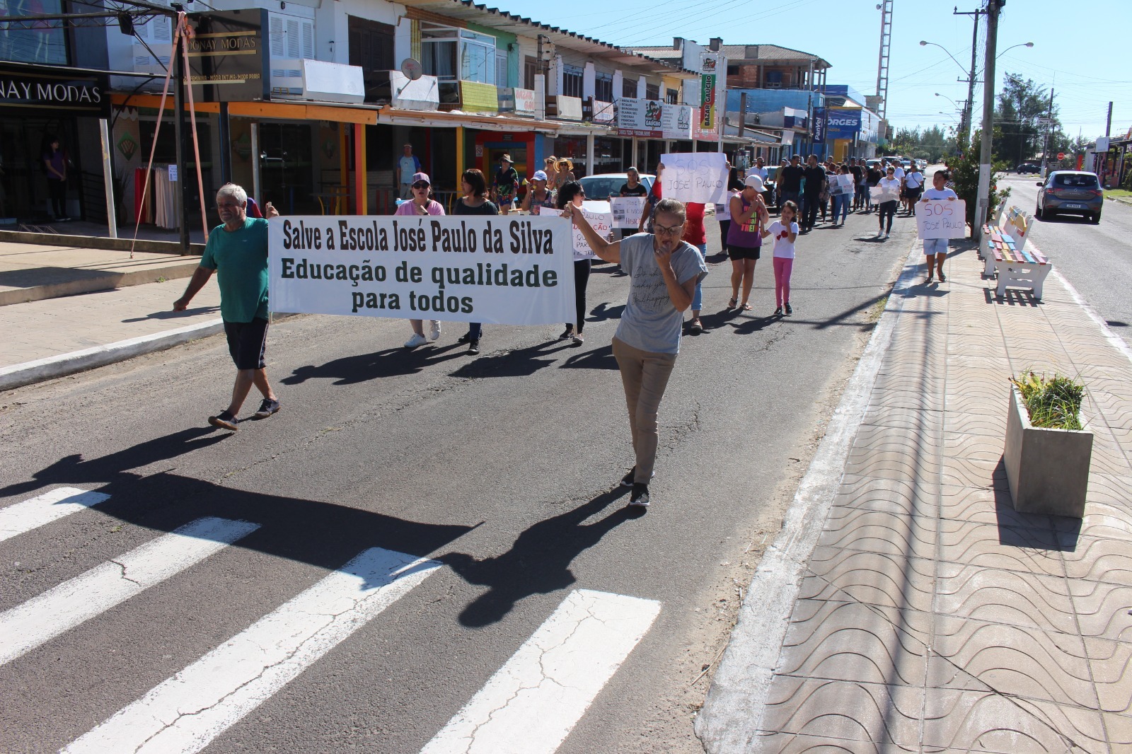 Comunidade de Atlântida Sul se une em manifestação pela melhoria da Escola José Paulo da Silva