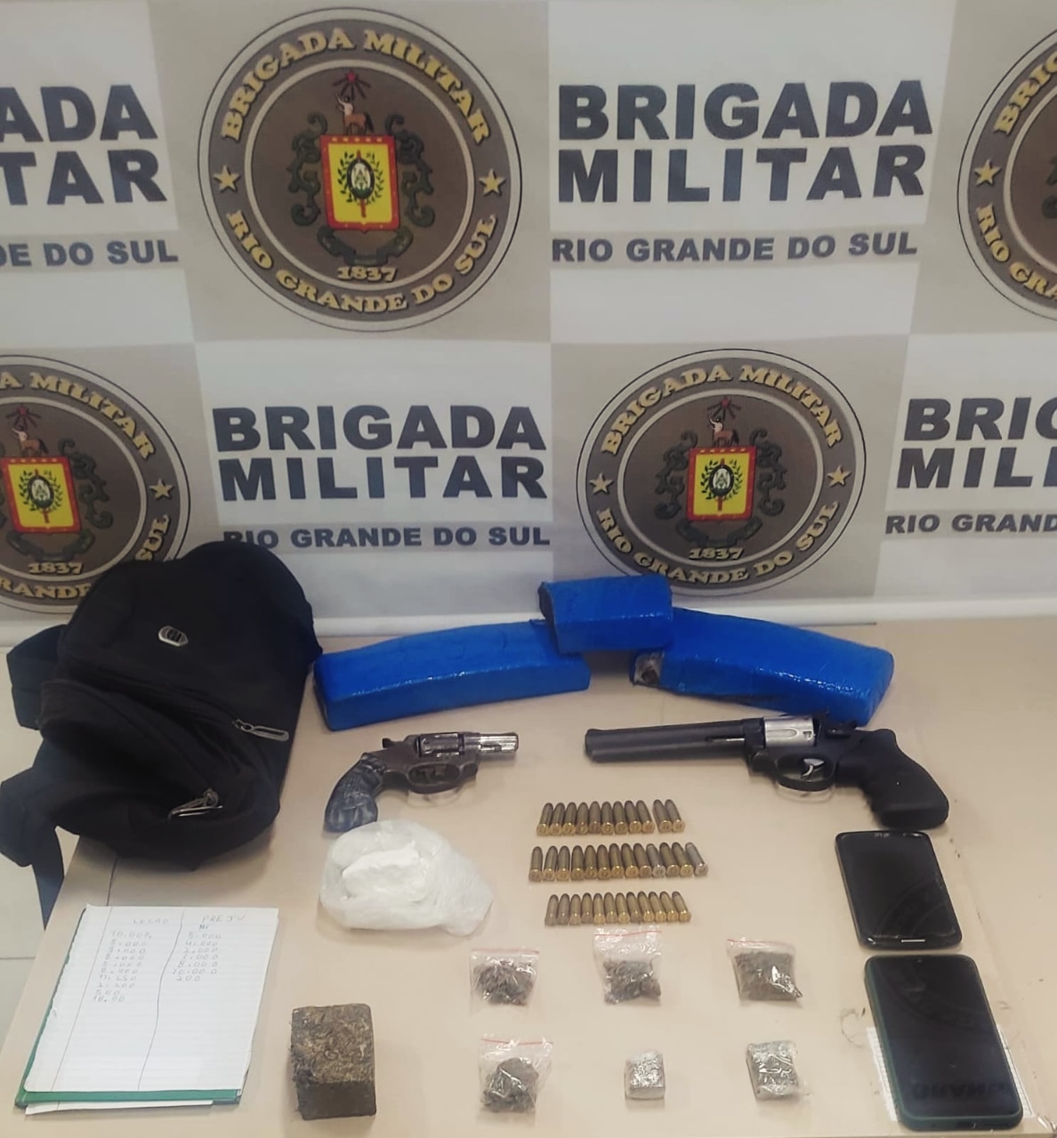 BM prende homem com duas armas e drogas em Tramandaí